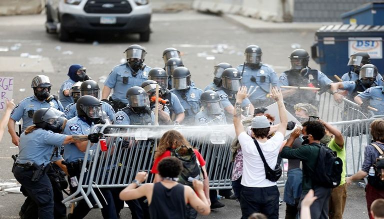 احتجاجات على مقتل جورج فلويد الشرطة الأمريكية تحاول السيطرة على الاحتجاجات - أ.ف.ب