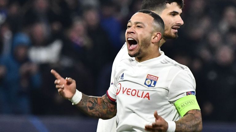 ممفيس ديباي لاعب ليون الفرنسي كريستيانو رونالدو