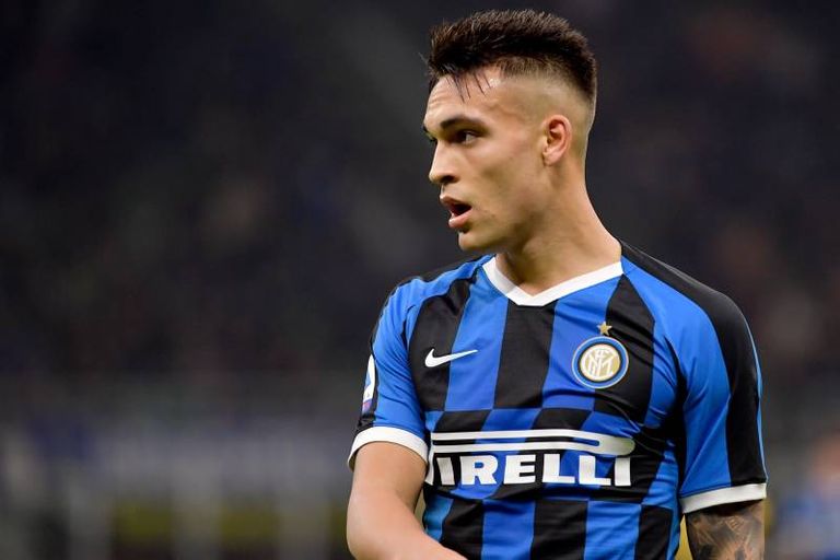 الأرجنتيني لاوتارو مارتينيز مهاجم إنتر ميلان أوريليو أوزيليو المدير الرياضي لإنتر ميلان