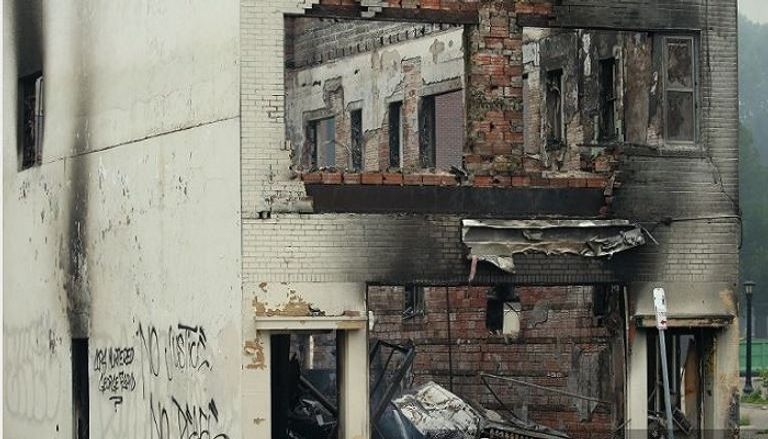 جانب من الدمار الذي لحق بالمباني في الولاية الأمريكية إثر مقتل رجل أسود على يد الشرطة