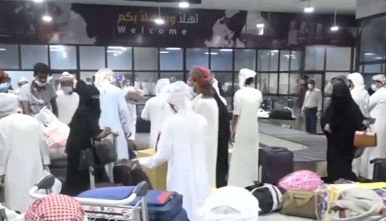 توقيع الكشف الطبي على اليمنيين لتأكيد عدم إصابتهم بكورونا