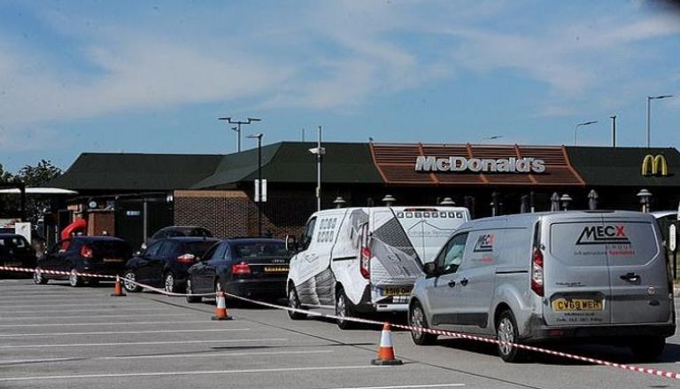 سيارات تنتظر أمام أحد مطاعم ماكدونالدز في بريطانيا