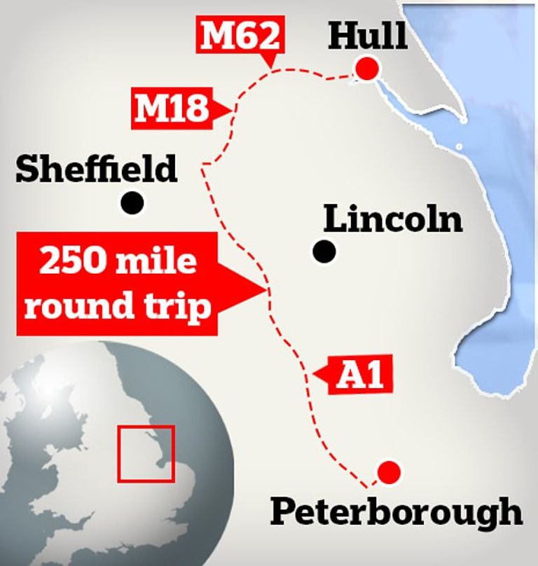 سيارات تنتظر أمام أحد مطاعم ماكدونالدز في بريطانيا