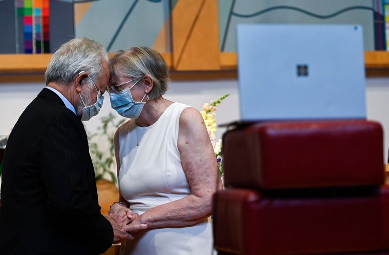 أرديل هوفسكيلاند يقبل زوجته ليندا ديلك