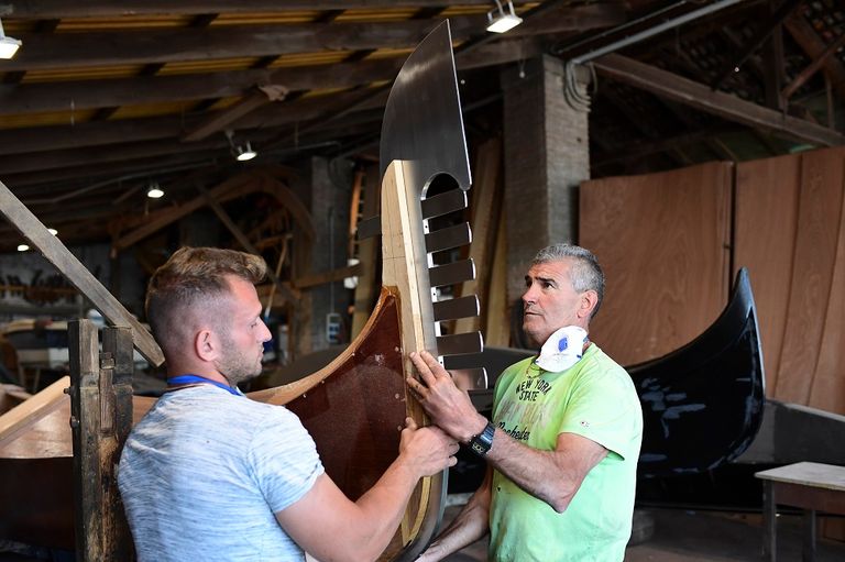 إنجاز القارب الواحد يستغرق حوالي 400 ساعة