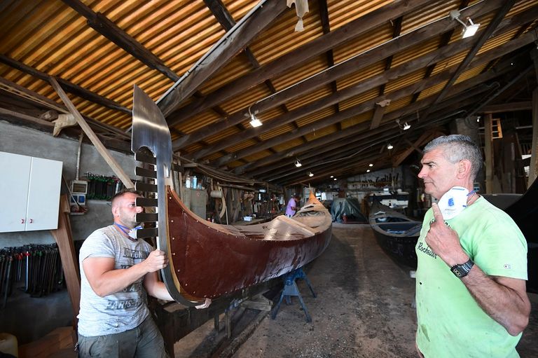 إنجاز القارب الواحد يستغرق حوالي 400 ساعة