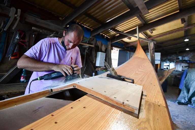 إنجاز القارب الواحد يستغرق حوالي 400 ساعة