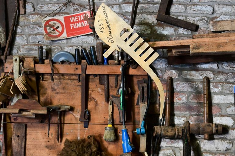 إنجاز القارب الواحد يستغرق حوالي 400 ساعة