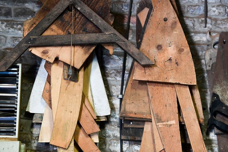 إنجاز القارب الواحد يستغرق حوالي 400 ساعة