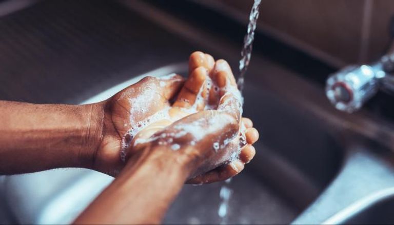 منظمة الصحة العالمية توصي بغسل اليدين بالماء والصابون مرارا وتكرارا