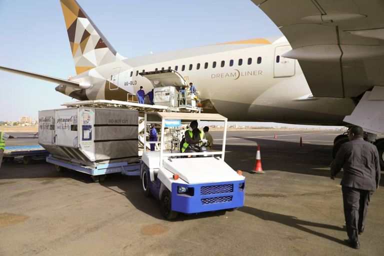 الأمين العام لمجلس السيادة السوداني الفريق الركن محمد الغالي علي مع السفير الإماراتي حمد محمد الجنيبي بمطار الخرطوم