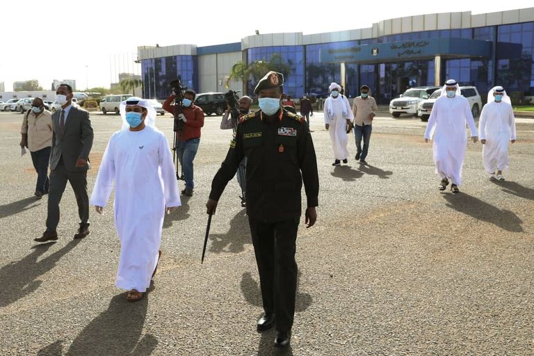 الأمين العام لمجلس السيادة السوداني الفريق الركن محمد الغالي علي مع السفير الإماراتي حمد محمد الجنيبي بمطار الخرطوم