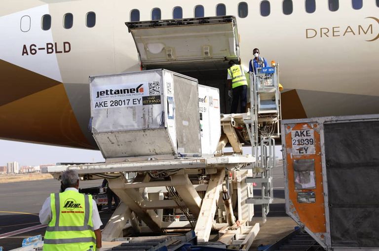 الأمين العام لمجلس السيادة السوداني الفريق الركن محمد الغالي علي مع السفير الإماراتي حمد محمد الجنيبي بمطار الخرطوم