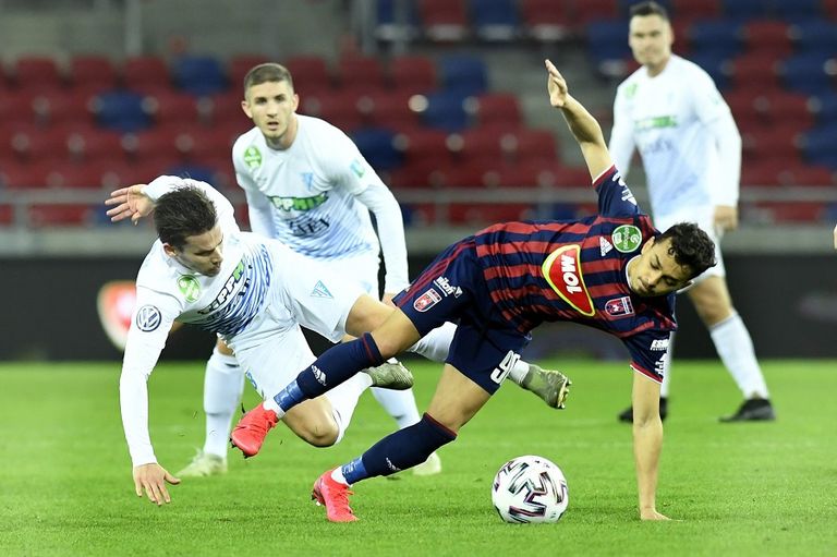 الجماهير تبدأ في العودة لملاعب الكرة