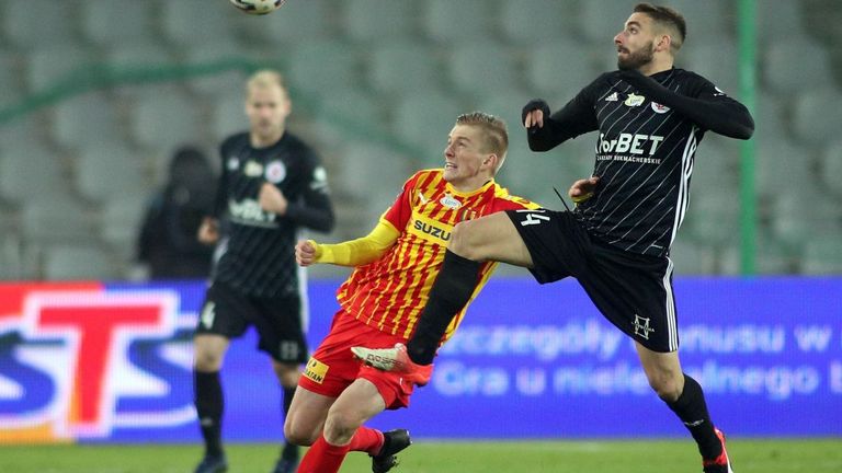 الجماهير تبدأ في العودة لملاعب الكرة