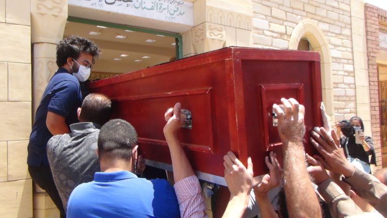 تشييع جثمان حسن حسني إلى مثواه الأخير