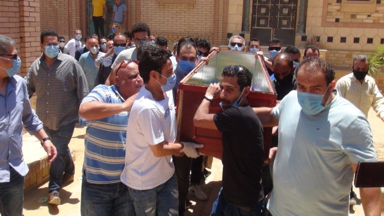 تشييع جثمان حسن حسني إلى مثواه الأخير