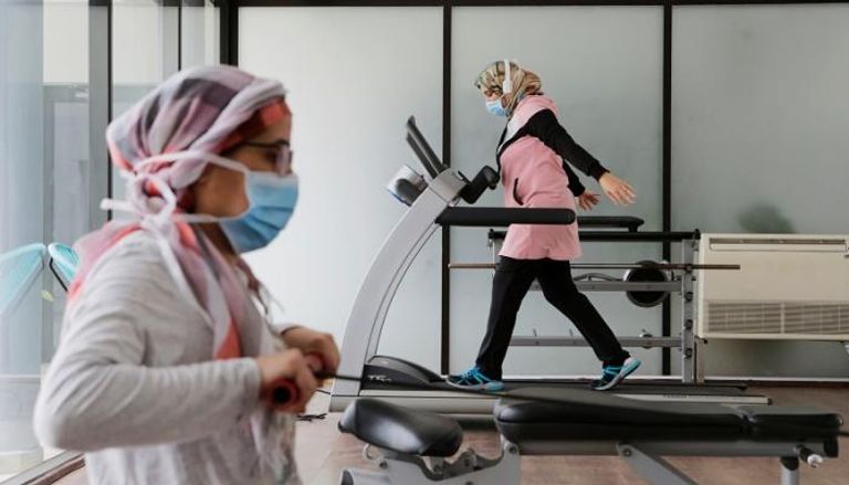 ممرضة مغربية ترتدي الكمامة للوقاية من فيروس كورونا
