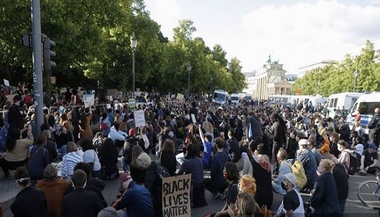 تصاعد الاشتباكات بين متظاهرين والشرطة بعدة مدن أمريكية - الفرنسية