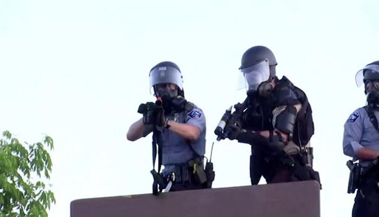 عناصر من الشرطة تستهدف مصور رويترز