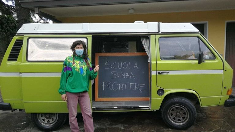 جوليا زافانيني بجوار سيارة التخييم الخاصة بها