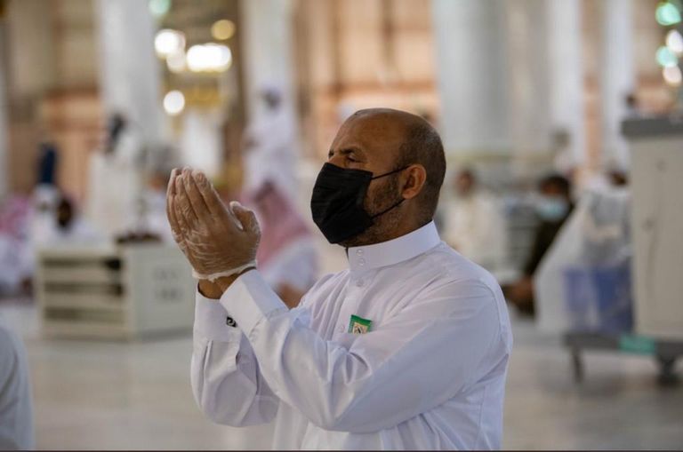 المصلون يعودون إلى المسجد النبوي