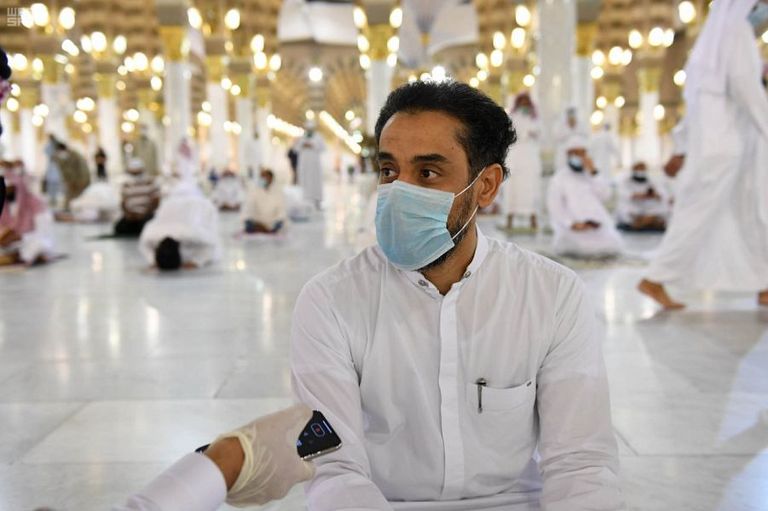 المصلون يعودون إلى المسجد النبوي