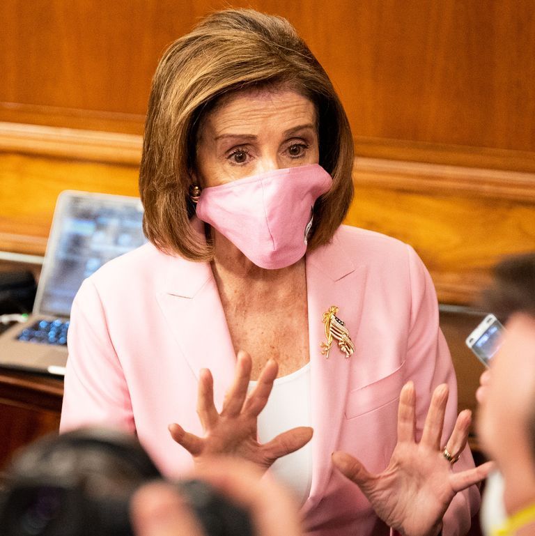 نانسي بيلوسي تبهر الأنظار بالتناسق بين الكمامات والملابس