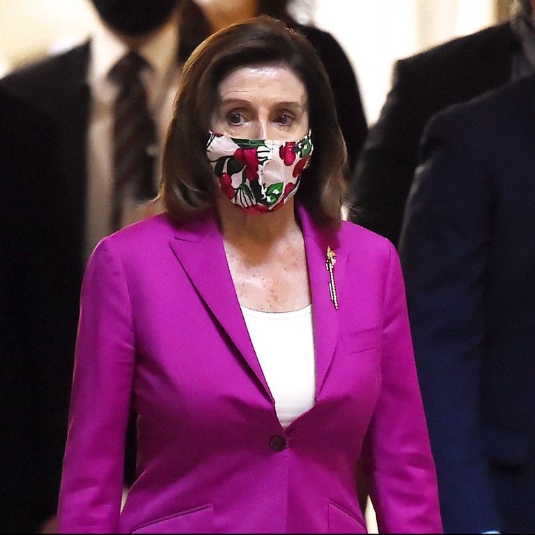 نانسي بيلوسي تبهر الأنظار بالتناسق بين الكمامات والملابس