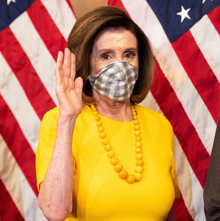 نانسي بيلوسي تبهر الأنظار بالتناسق بين الكمامات والملابس