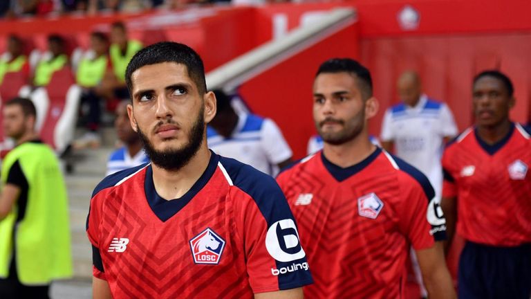 الجزائري ياسين بنزية لاعب فريق ديجون الفرنسي الجزائري ياسين بنزية لاعب ديجون الفرنسي