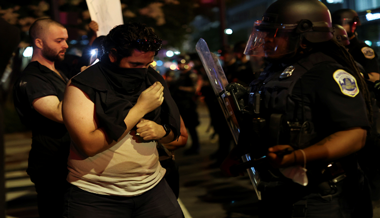 الشرطة الأمريكية تطلق الغاز المسيل للدموع لتفريق المتظاهرين