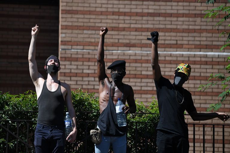 متظاهر يقف في مواجهة قوات الأمن الأمريكية