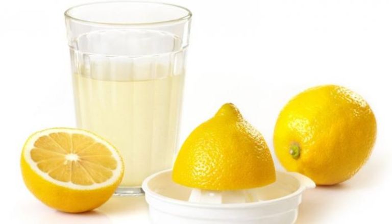 عصير الليمون يمكن تناوله دافئا أو باردا لتعزيز المناعة