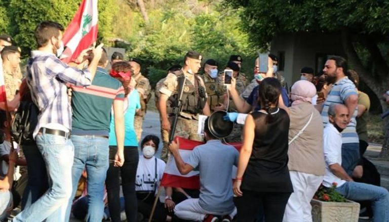 الأمن اللبناني يمنع المتظاهرين من الوصول إلى القصر الرئاسي