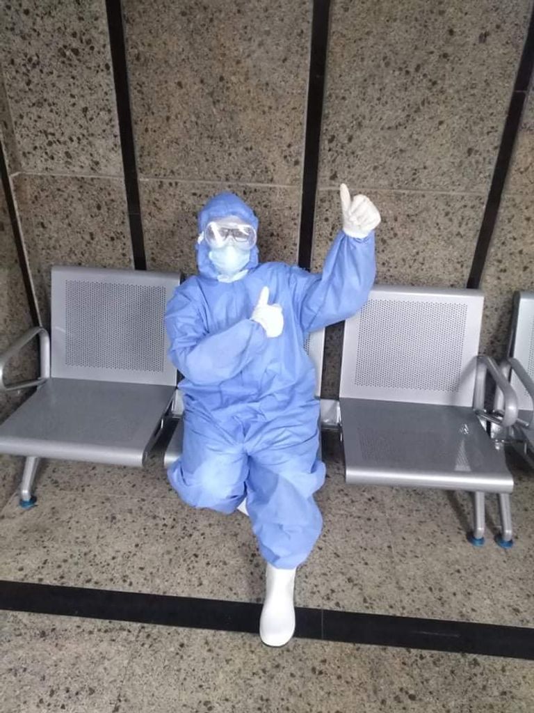 أطباء يرتدون أقنعة واقية للوجه في مواجهة كورونا