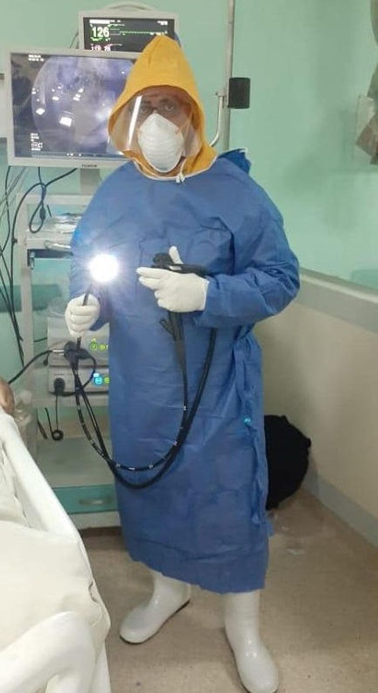 أطباء يرتدون أقنعة واقية للوجه في مواجهة كورونا