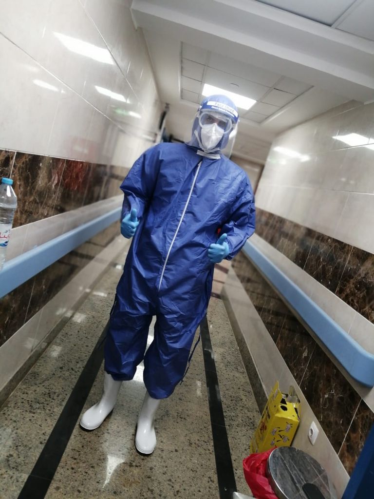 أطباء يرتدون أقنعة واقية للوجه في مواجهة كورونا