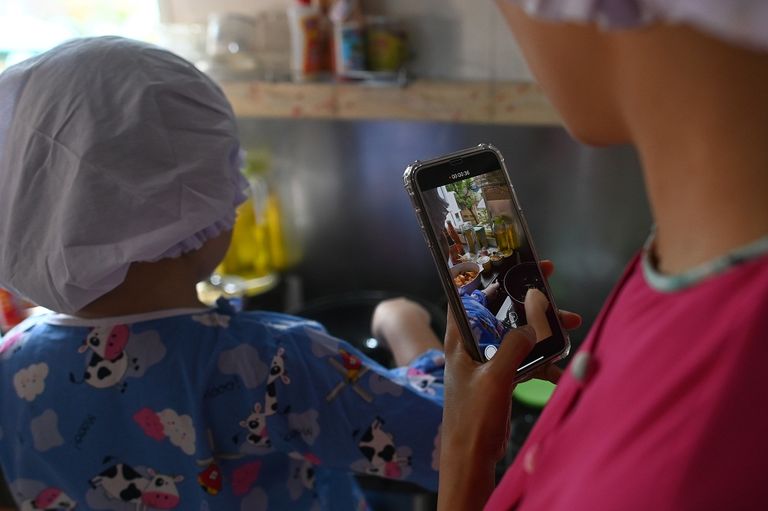 الطاهية الصغيرة تمارس عملها