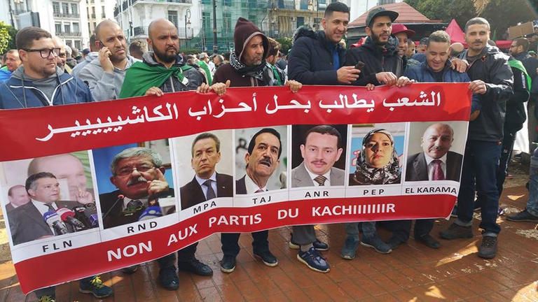 مطالب الحراك الشعبي برحيل الأحزاب السياسية في مظاهرات 2019 جانب من جلسة انتخاب أمين عام جديد للحزب الحاكم سابقا بالجزائر