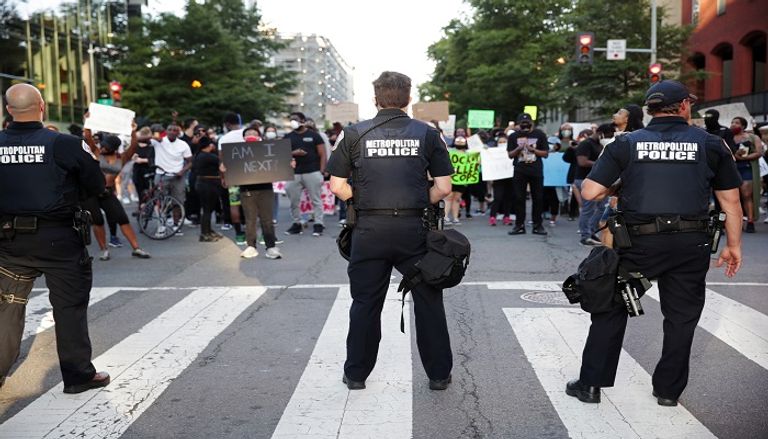 عناصر الشرطة الأمريكية يعتقلون متظاهر في أحداث مينيابوليس