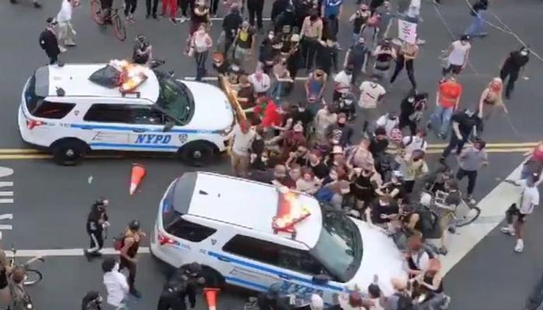 سيارة الشرطة اخترقت حشود المتظاهرين بنيويورك