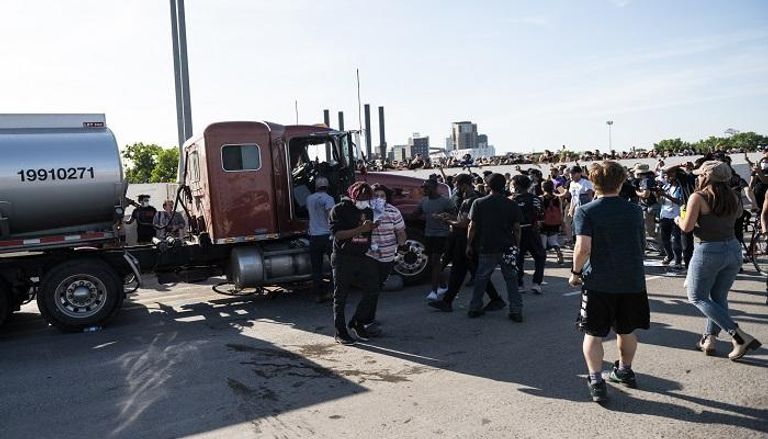 الشاحنة خلال محاولتها اقتحام صفوف المتظاهرين بمينيابوليس