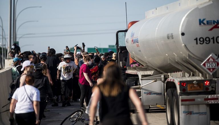 الشاحنة خلال محاولتها اقتحام صفوف المتظاهرين بمينيابوليس