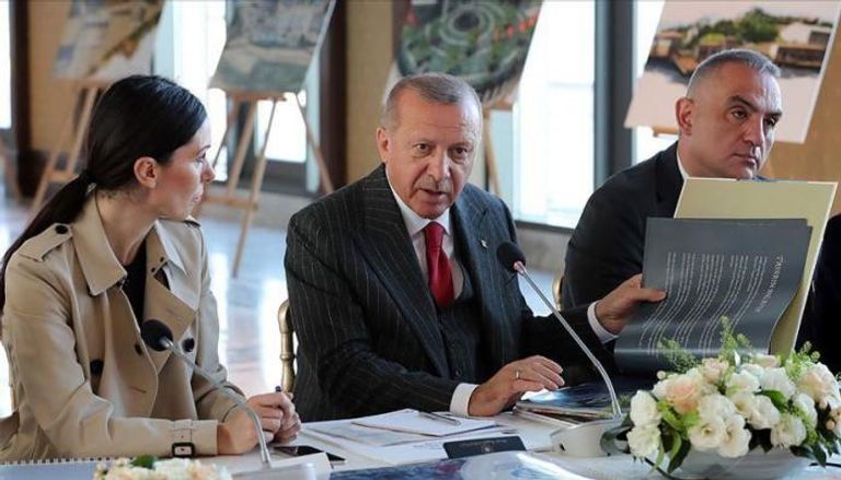 الرئيس التركي خلال استعراض المشروع 