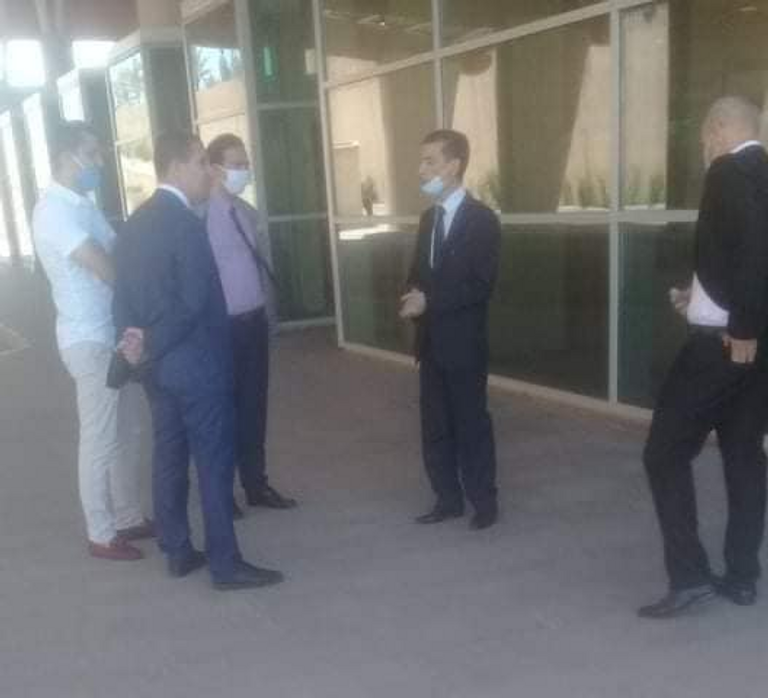 لحظة منع جمال بن حمودة من دخول اجتماع الحزب بالجزائر أبو الفضل بعجي في جلسة انتخابه أميناً عاماً لحزب بوتفليقة