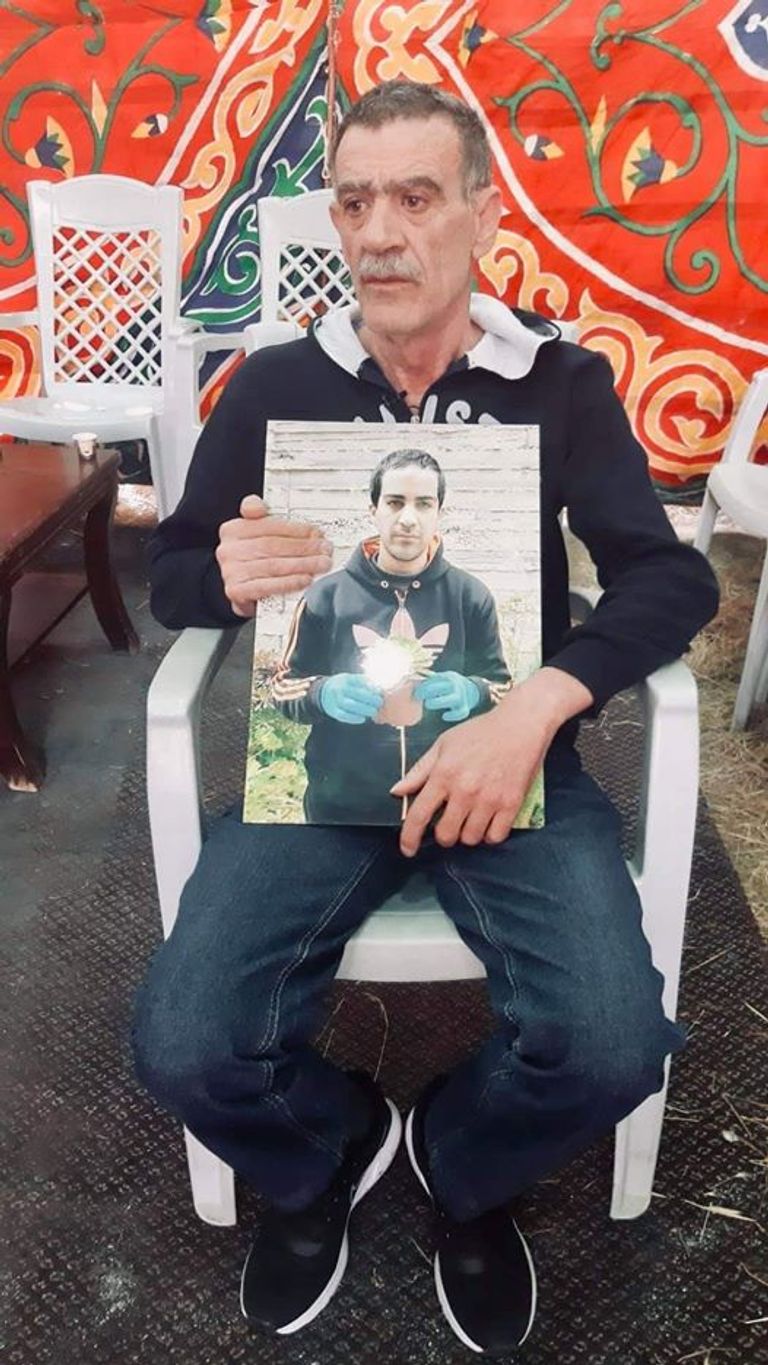 والد الشهيد إياد خلال مراسم العزاء