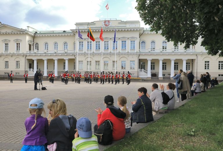 مغنون ينشرون الأمل في شوارع ليتوانيا