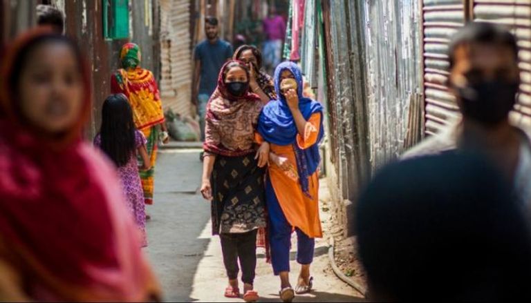 فتاتان ترتديان الكمامات في بنجلاديش