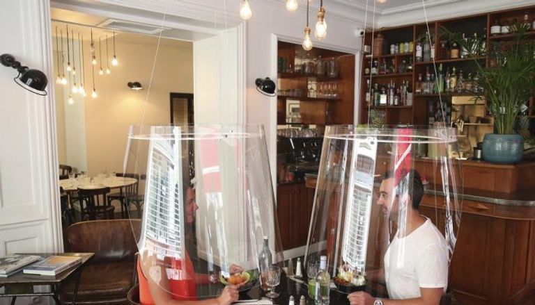 مطاعم تستخدم حواجز بلاستيكية لتنفيذ التباعد الاجتماعي